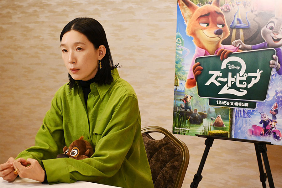 「最初は「あ、自分の声だ」とドキッとしたんですけど、観ていくうちに私どうこうというより『ズートピア2』という映画のなかにのめり込んでいく自分がいました」(Lmaga.jp撮影)