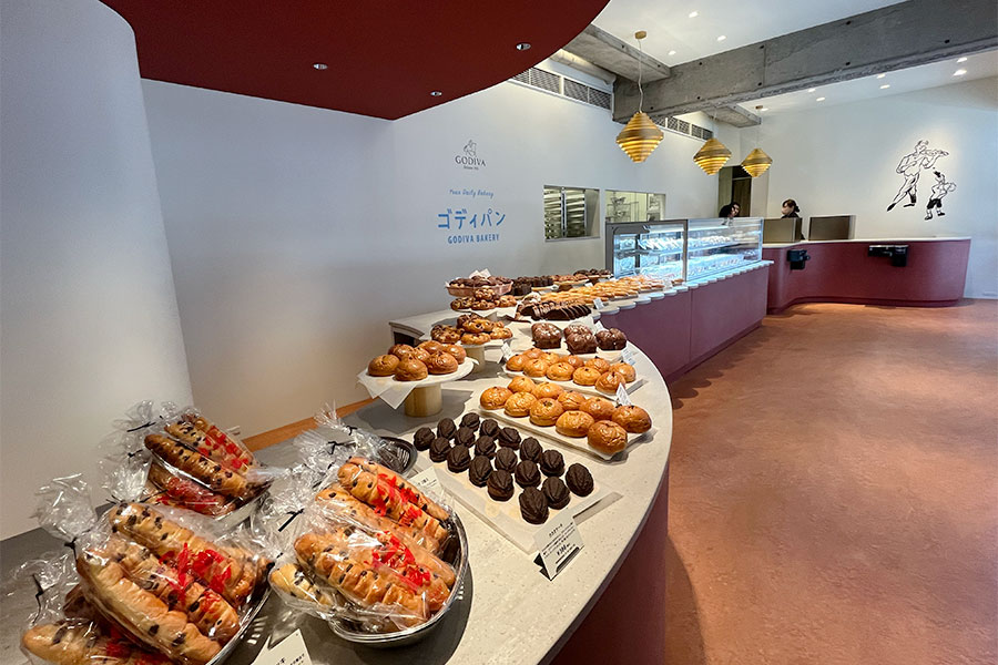 関西初の「GODIVA Bakery ゴディパン 京都四条店」。約20種のパンが並ぶ(Lmaga.jp撮影)