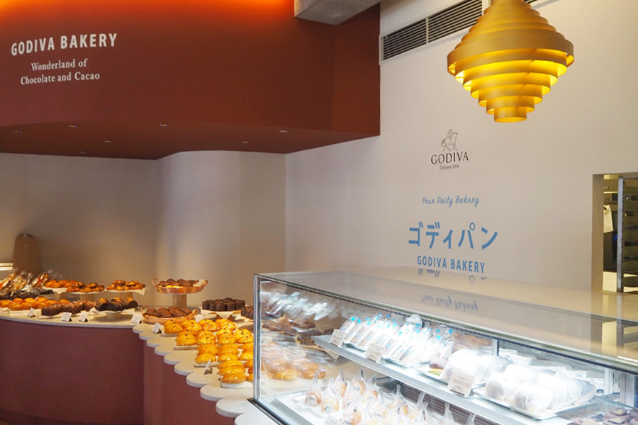 関西初の「GODIVA Bakery ゴディパン 京都四条店」。約20種のパンが並ぶ店内(Lmaga.jp撮影)