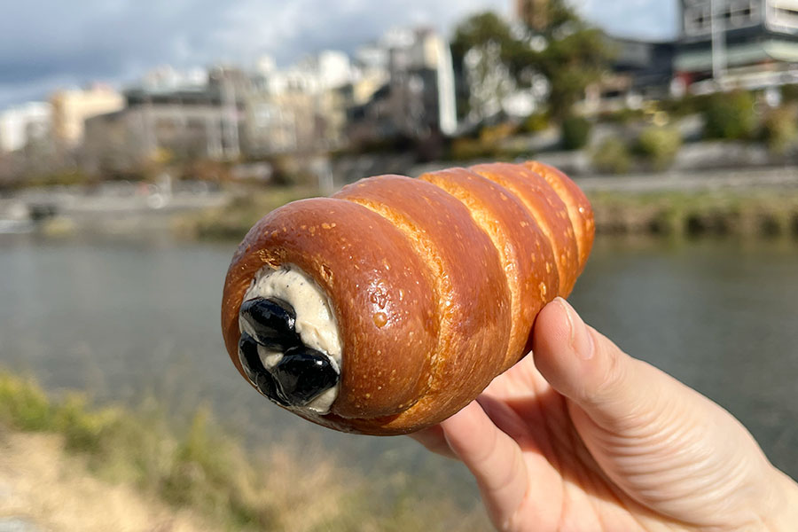 看板商品「コロネ」の京都四条店限定「黒豆と抹茶」(486円)(Lmaga.jp撮影)