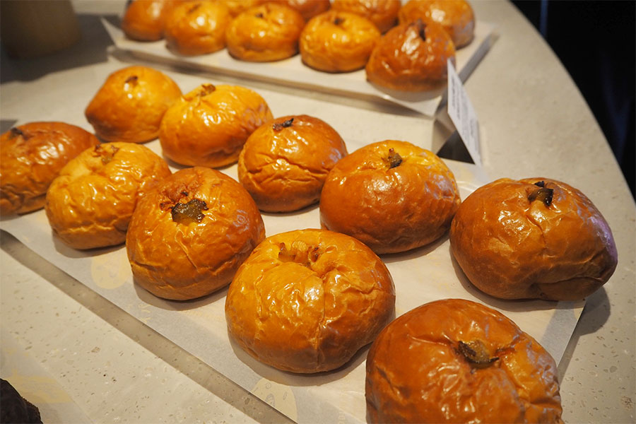 京都四条店限定「カカオと梅と求肥のもちもちクリームパン」(432円)(Lmaga.jp撮影)