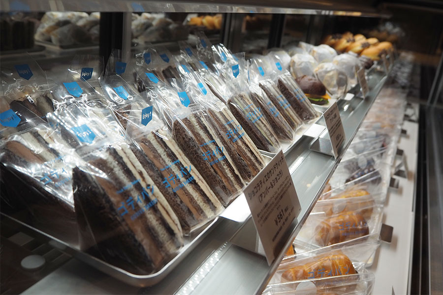 京都四条店限定「ショコラティエのサンドウィッチ」(各561円)、アンバー&ショコラ、アンバー&抹茶の2種(Lmaga.jp撮影)