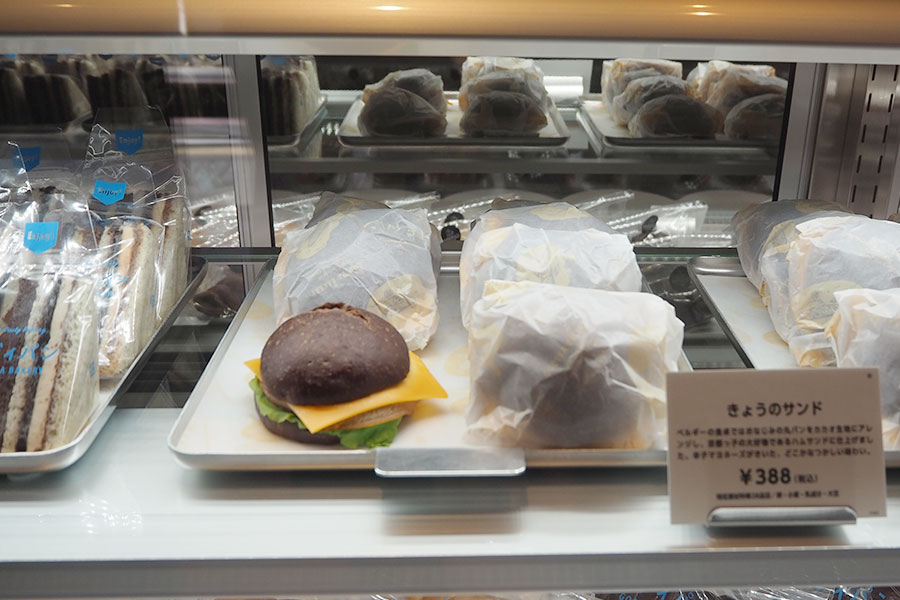 京都四条店限・ハムやチーズを合わせた「きょうのサンド」(388円)(Lmaga.jp撮影)