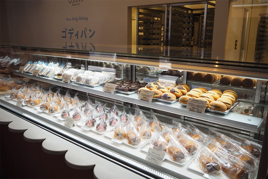 ショーケースには、フレッシュなクリームを味わえるよう冷蔵の「コロネ」などが並ぶ(Lmaga.jp撮影)