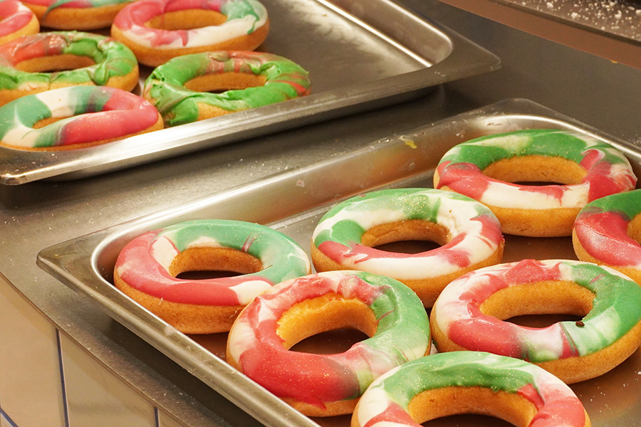 「ジャック イン ザ ドーナツ」の「クリスマスギャラクシー」(280円)。マーブル模様がそれぞれ異なるのも魅力(Lmaga.jp撮影)