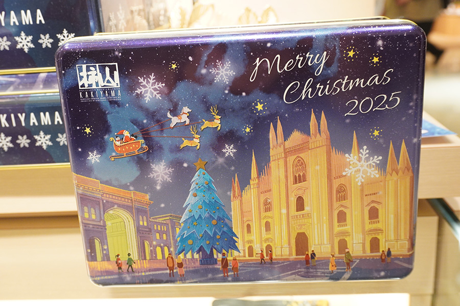 「赤坂柿山」の「メリークリスマス缶」(1620円)。クリスマスの夜をイメージしたイラスト缶がかわいい。個数制限あり