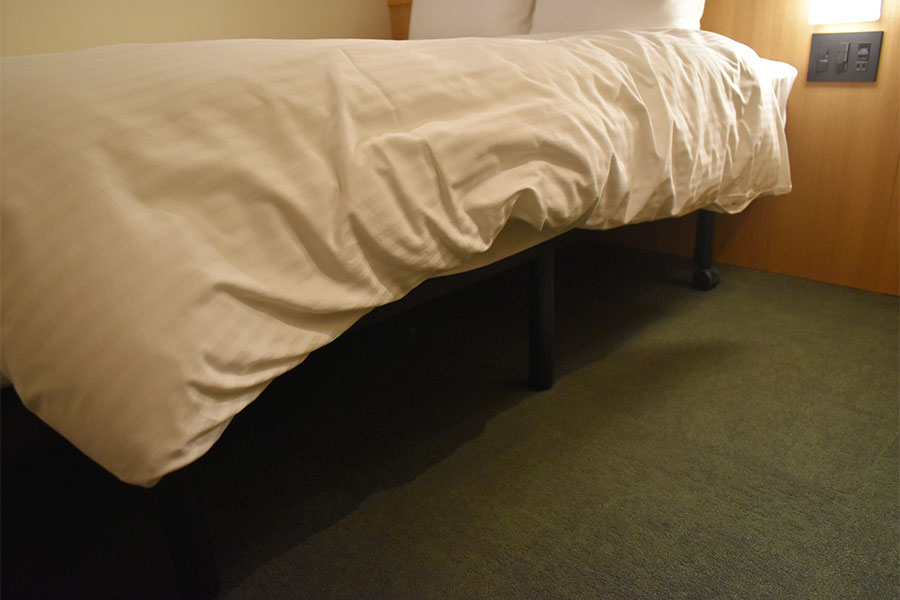 ベッド下は荷物などを収納するためあえて空間を設けている(12月12日 Lmaga.jp撮影)