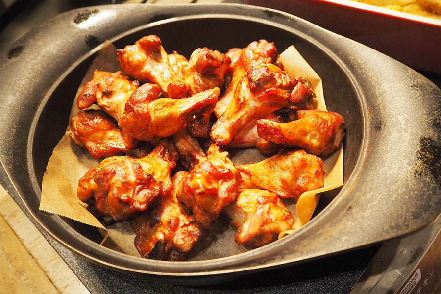 12月ディナー限定「スモークチキン」、1月は「鯛のアクアパッツァ」、2月は「ラムレッグの香草マリネグリル」が登場予定(Lmaga.jp撮影)