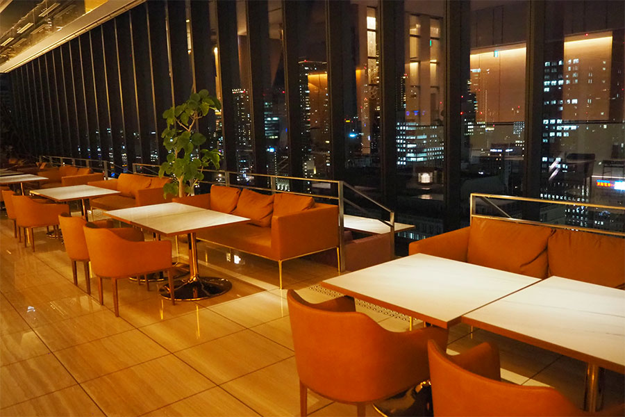 グループ利用も多い店内は106席、個室(別料金)も完備(Lmaga.jp撮影)