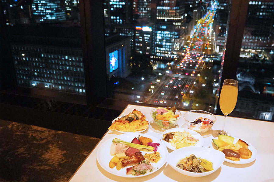御堂筋のイルミネーションを眺めながらの「ザ・シーズ スカイダイニング ウィンタービュッフェ」(Lmaga.jp撮影)