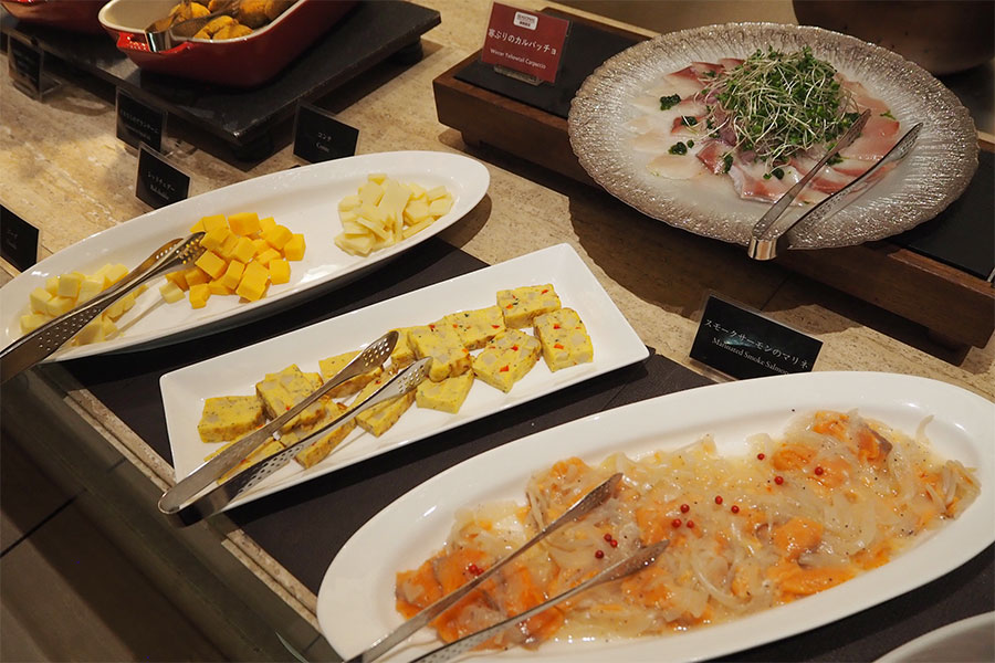 ディナー限定「寒ブリのカルパッチョ」(写真右上)などワインにぴったりな料理が充実(Lmaga.jp撮影)