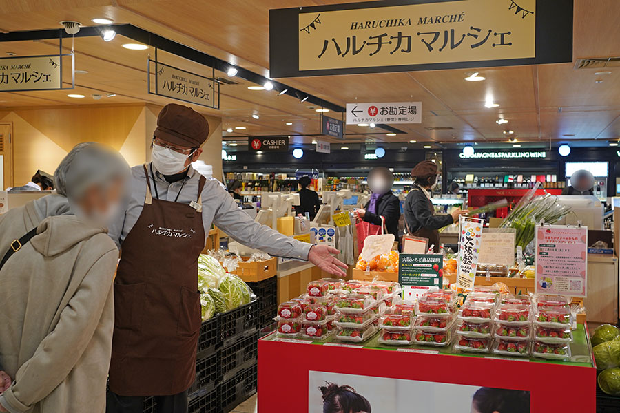 百貨店「あべのハルカス近鉄本店」(大阪市阿倍野区)地下2階「ハルチカマルシェ」でいちごを販売する様子(12月17日撮影/Lmaga.jp)