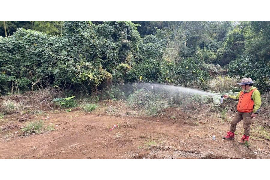 ニセモノの「ベアスプレー」の噴射動画。噴射距離はわずか5m前後で、成分内容も熊対応の基準を満たしていないという(動画からキャプチャー/提供:株式会社 トウキョウジュウホウ / Tokyo Juho, Inc.さん)