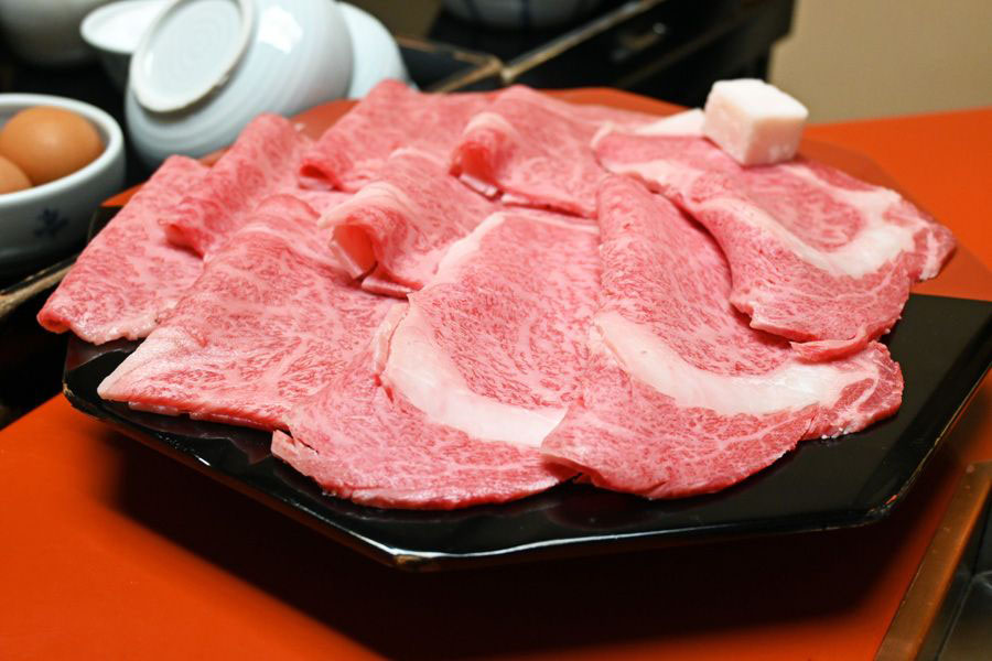 せりの前には事前に全頭の下調べします。仕入れは、脂質、赤身、農家の人の愛情を枝肉から判断します