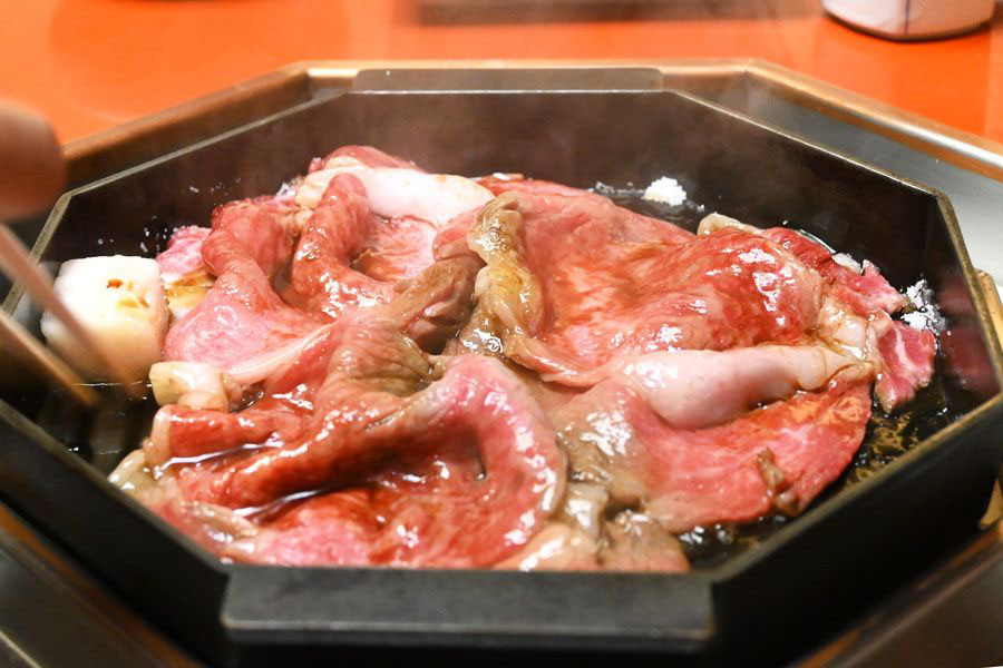 「三嶋亭」のすき焼きは、中居さんが調理して、最高のタイミングで提供してくれます