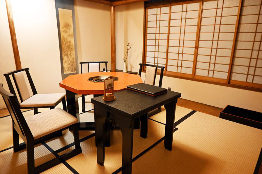 テーブル席の個室が多数用意されています