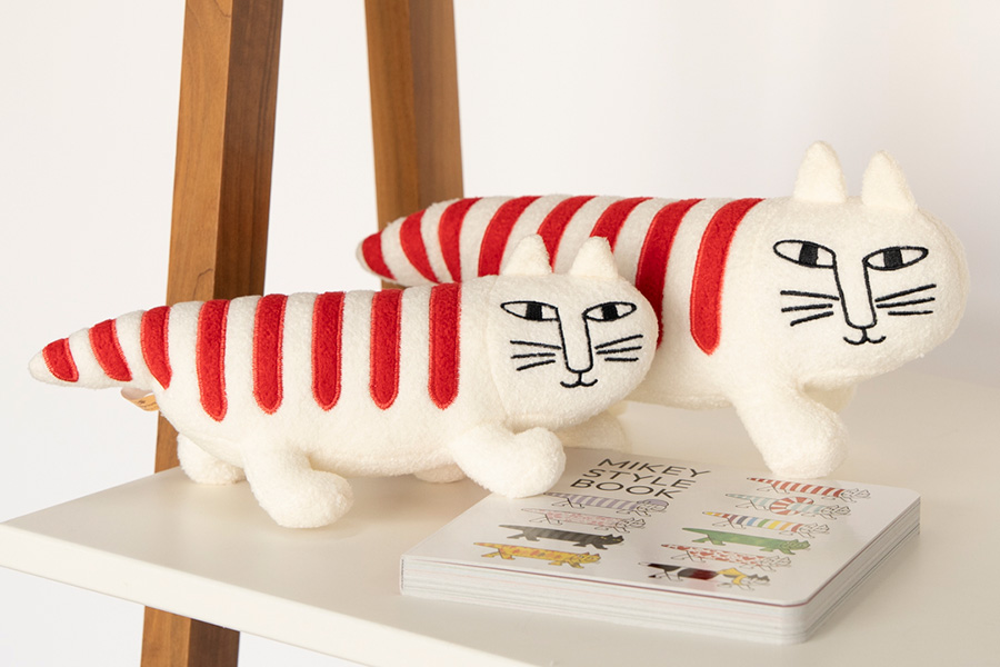 抱きしめられるリサ・ラーソン シリーズ マイキー(S:W24×H9×D6cm2750円、M:W28×H12×D7cm3300円)