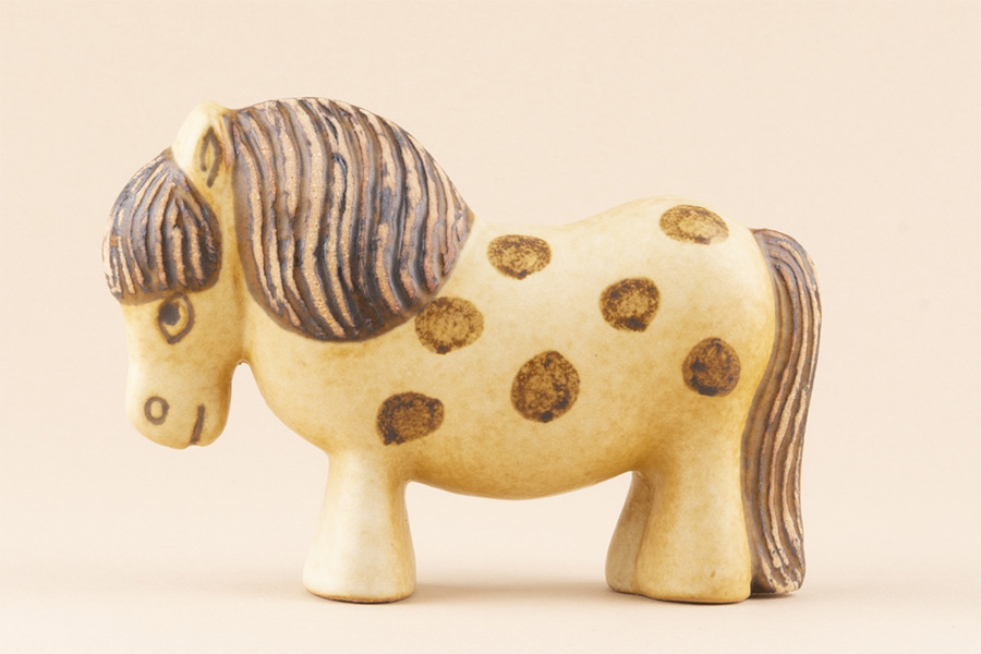 ドットの特別ポニーさん(W11.5×H8.2×D3.5cm1万7600円)は「トンカチストア」限定