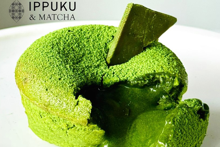 『抹茶クリスマス』に登場する「IPPUKU & MATCHA」の焼き立て!宇治抹茶フォンダンショコラ(1個901円)。毎時15分、販売予定数各20個、イートイン商品