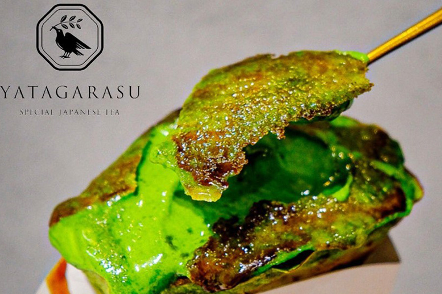 左から『抹茶クリスマス』に登場する「YATAGARASU」の抹茶のブリュレクレープ(1個1501円)は「阪神梅田本店」限定