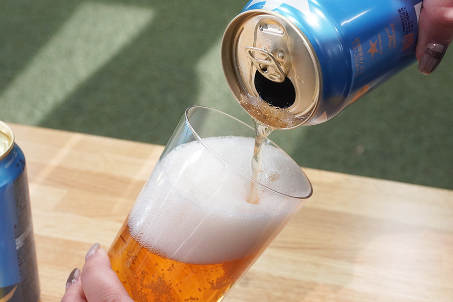 グラスに注いでみると見た目はまさにビールな「サッポロ SUPER STAR」