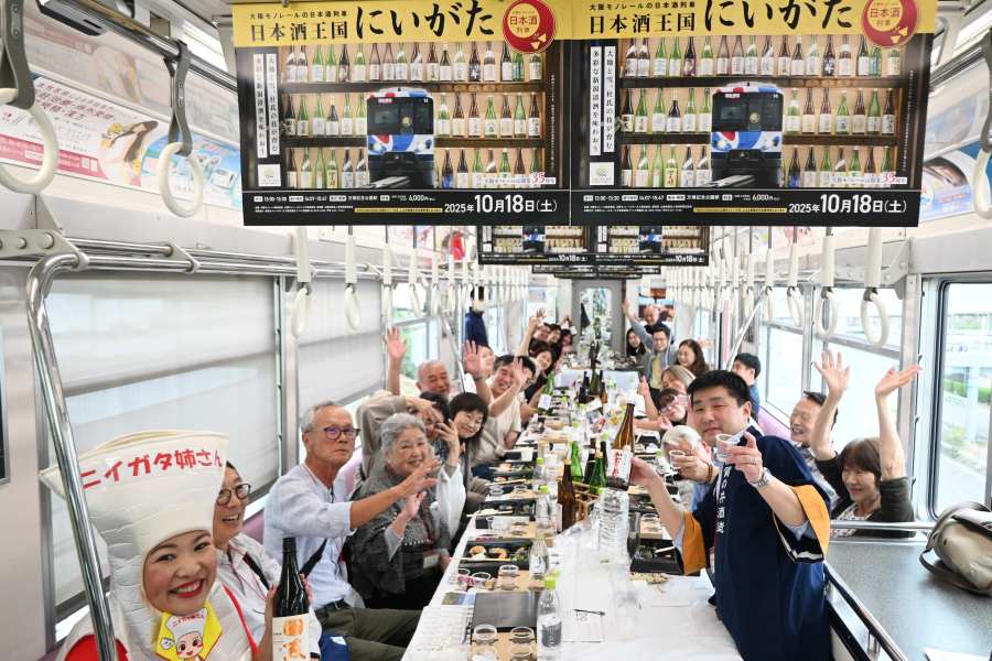 『大阪モノレールの日本酒列車』