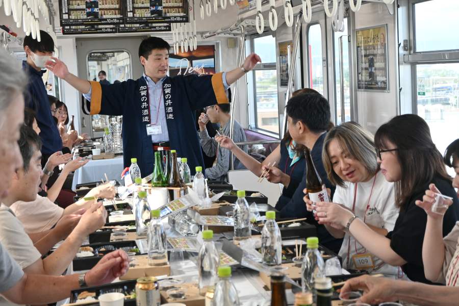 『大阪モノレールの日本酒列車』