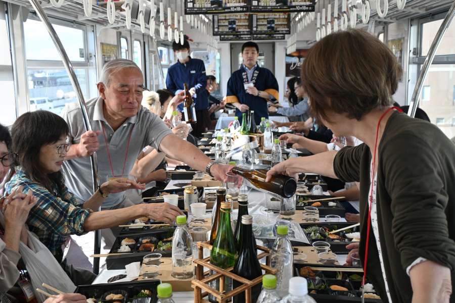 『大阪モノレールの日本酒列車』