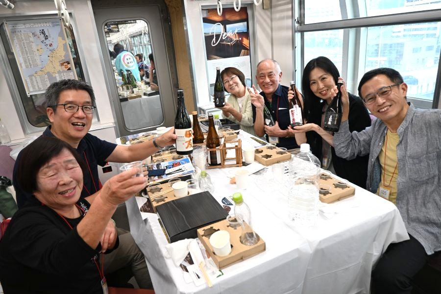 『大阪モノレールの日本酒列車』