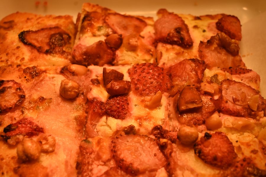 ピザやベーグルにもいちごが使われ、いちご風味のカリカリフーガスも