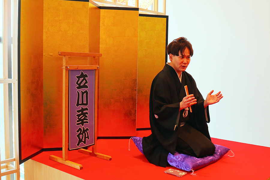 1日2回「お菓子落語」が披露される