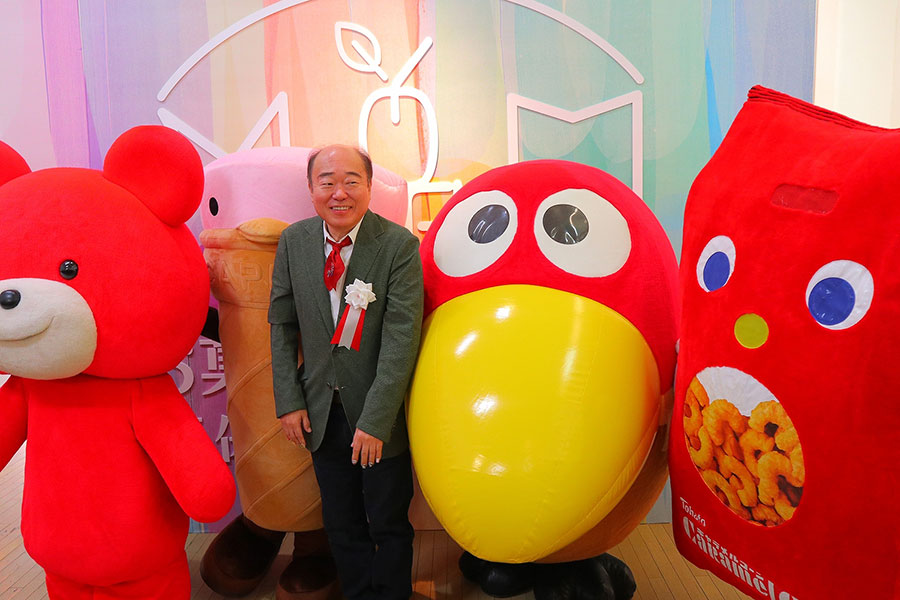 キャラクターに囲まれる「吉寿屋」代表取締役・神吉一寿氏(12月19日)