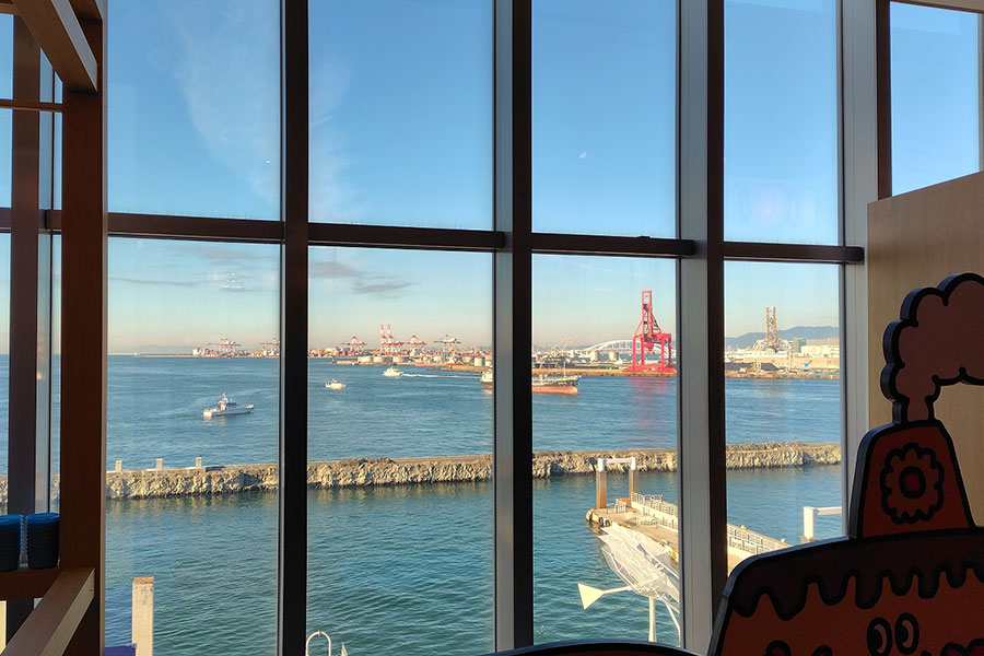 大阪港を臨むロケーション(この視線の方向に大阪・関西万博の会場があった)