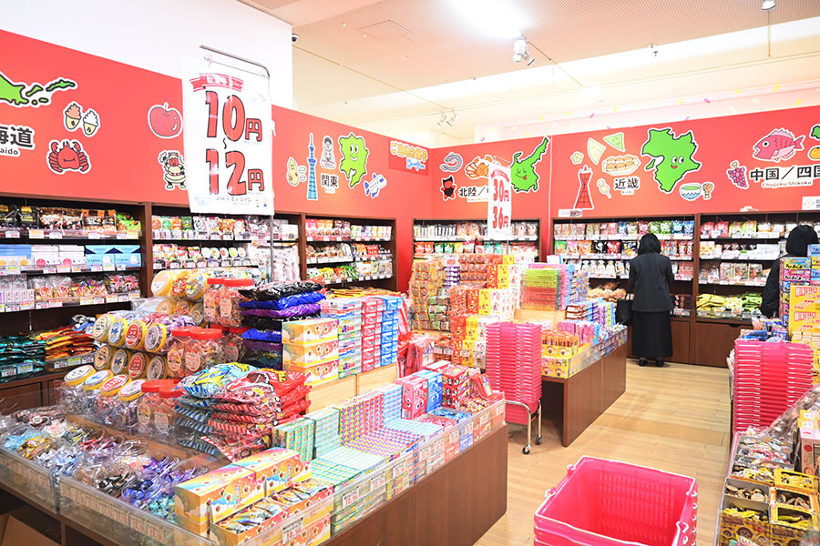 駄菓子がずらり。子どものサイフにやさしい値段設定だ