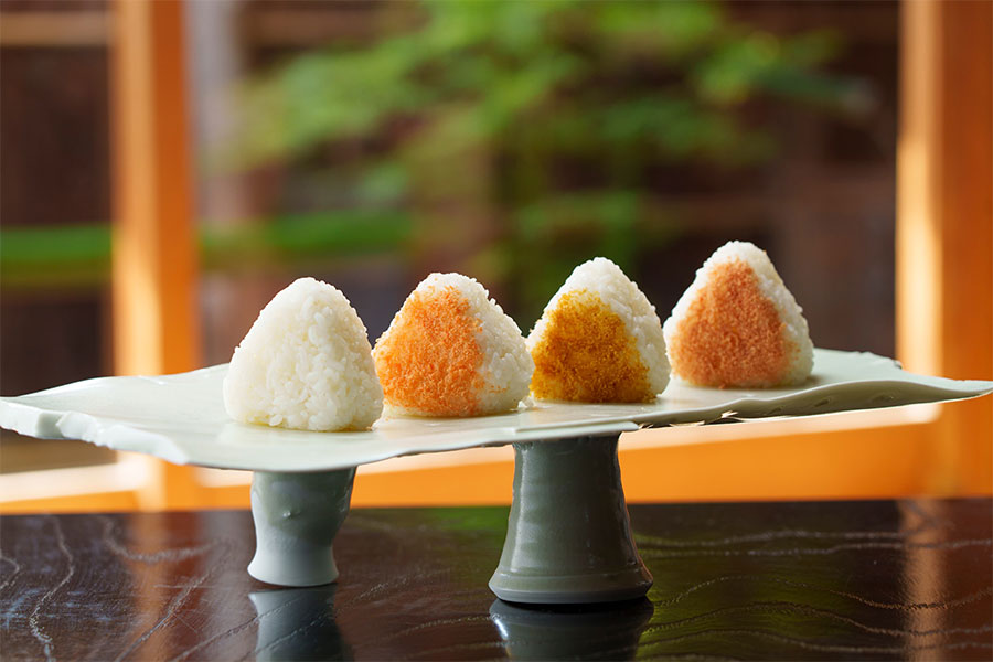 「タイガー炊きたて⼟鍋キャラバンin大阪」イメージ、配布されるおにぎり