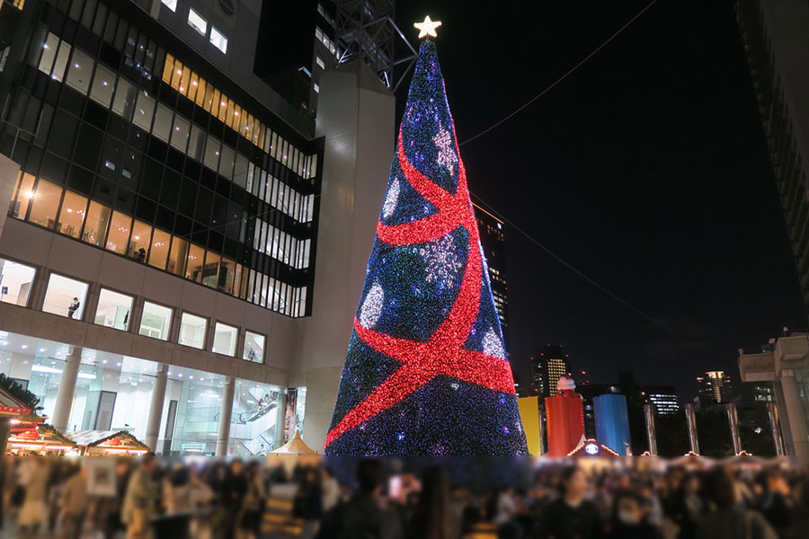 梅田スカイビル1F広場「ワンダースクエア」中央に光り輝くシンボルツリー(11月14日・大阪市北区)