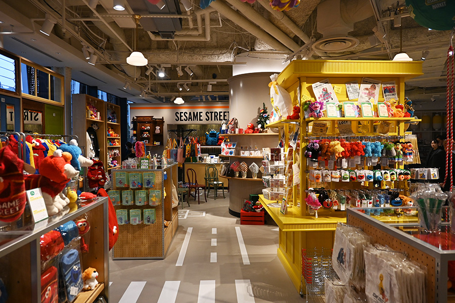 「セサミストリートマーケット 阪神梅田本店」の店内の様子 TM and (C) 2025 Sesame Workshop