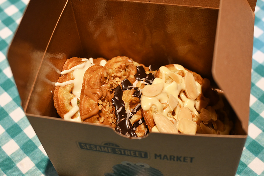 「セサミストリートマーケット 阪神梅田本店」のカフェで購入できるアメリカンミニワッフルはテイクアウト限定(4個入り980円)TM and (C) 2025 Sesame Workshop