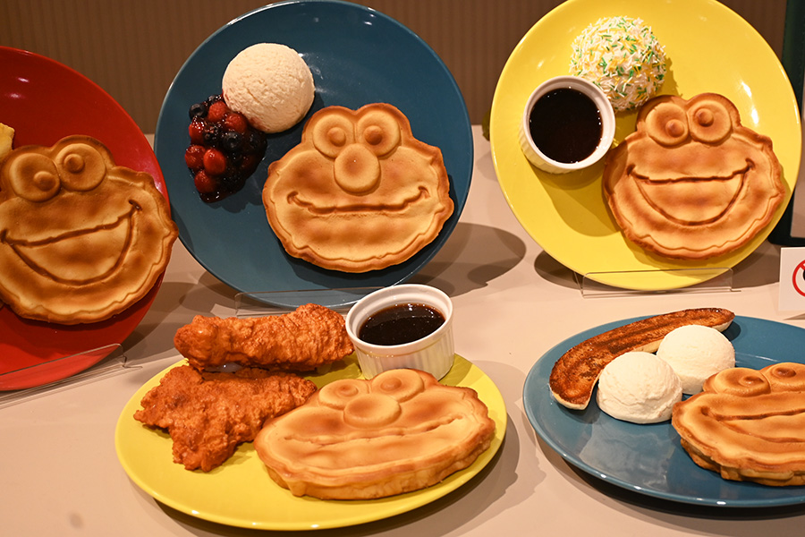 「セサミストリートマーケット 阪神梅田本店」のカフェで注文できるクラシック(ホイップバター&メープルシロップ、1280円)などTM and (C) 2025 Sesame Workshop