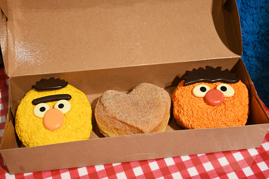 「セサミストリートマーケット 阪神梅田本店」のドーナツ、持ち帰り容器に入れてもかわいい TM and (C) 2025 Sesame Workshop