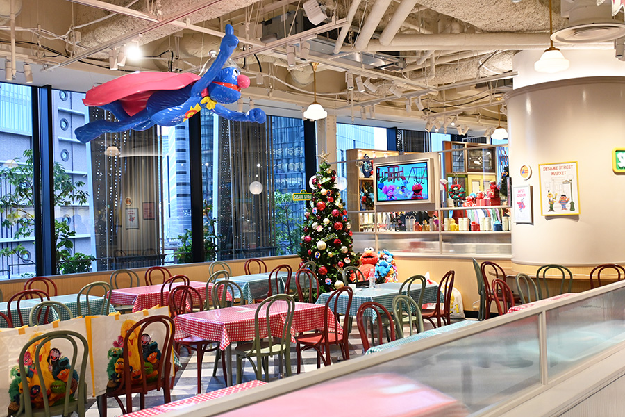 「セサミストリートマーケット 阪神梅田本店」のカフェ空間の様子 TM and (C) 2025 Sesame Workshop