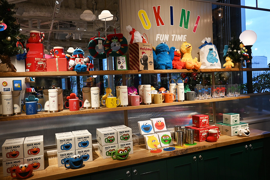 「セサミストリートマーケット 阪神梅田本店」の店内の様子 TM and (C) 2025 Sesame Workshop