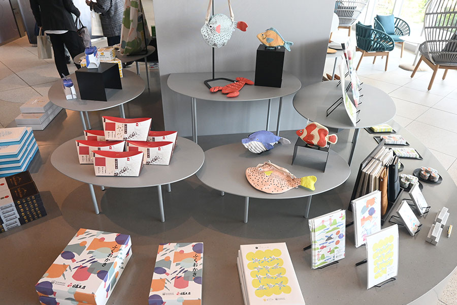 山口名物やリゾナーレ下関限定パッケージのお土産が購入できるコーナーは、宿泊客だけが利用可(リゾナーレ下関)