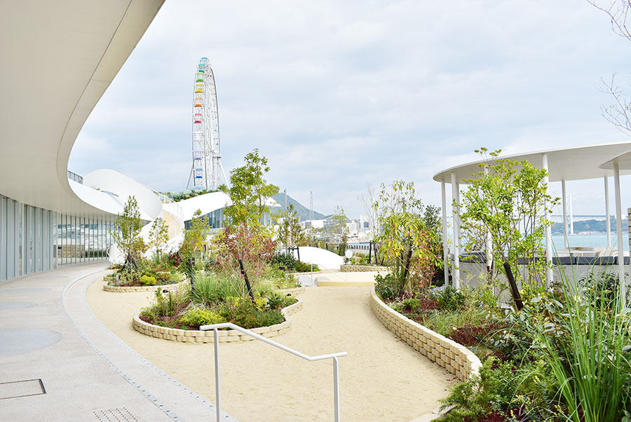 海が目前に広がる「ふぐビーチ」。至るところに「曲線」を感じさせるデザインが散りばめられている