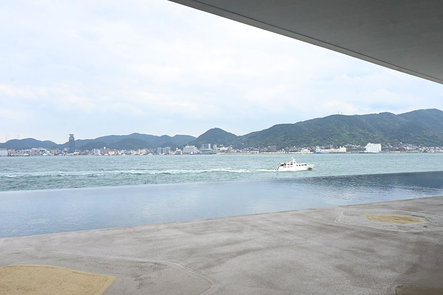 水面が海や空と一体化した「インフィニティプール」は、時間帯によって異なる景色が楽しめる(リゾナーレ下関)