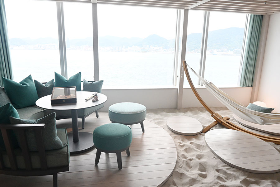 スイートルーム「海峡カバナスイート」は、窓際に砂を敷き詰め砂浜を再現(リゾナーレ下関)
