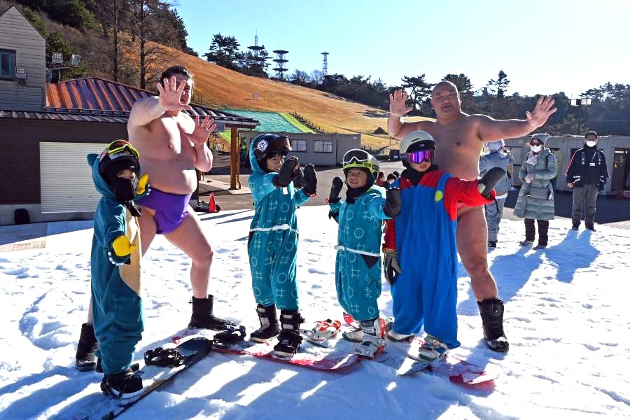 ゲレンデオープンから1時間ほどたったころに、「六甲山スノーパーク特製 六甲味噌ちゃんこ鍋の振る舞い」があり、整理券をもらった来場者ひとりひとりに、力士がちゃんこ鍋を手渡した。