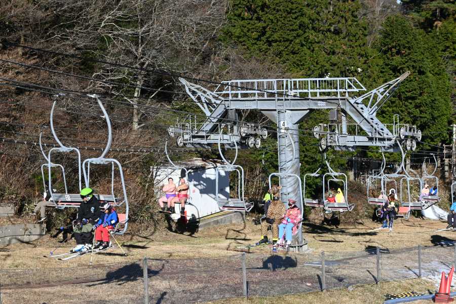 元力士と来場者が交流(12月6日「六甲山スノーパーク」)