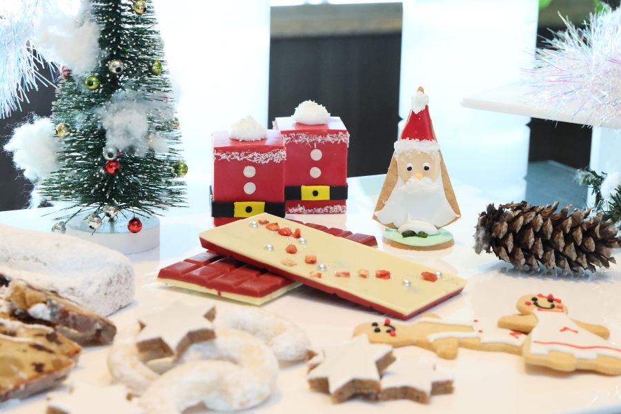 サンタクロースの衣装をイメージしたユニークチョコレートボックスなど多種多様なグルメが楽しめる「スイスホテル南海大阪」