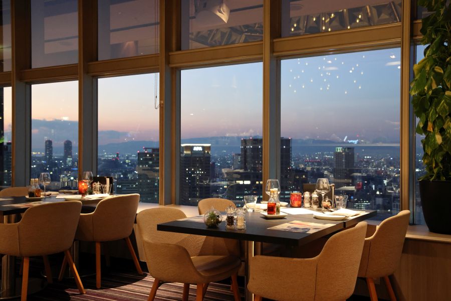 「テーブル36」からは大阪市内の景色が一望。ディナータイムでは、「マジックアワー」の絶景が目の前に「スイスホテル南海大阪」